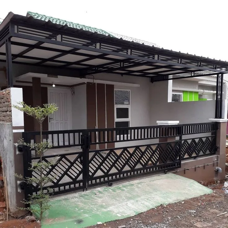 Kanopi rangka besi dengan atap menaungi halaman depan rumah