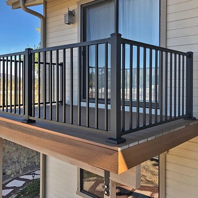 Railing balkon besi terpasang di lantai atas rumah tinggal
