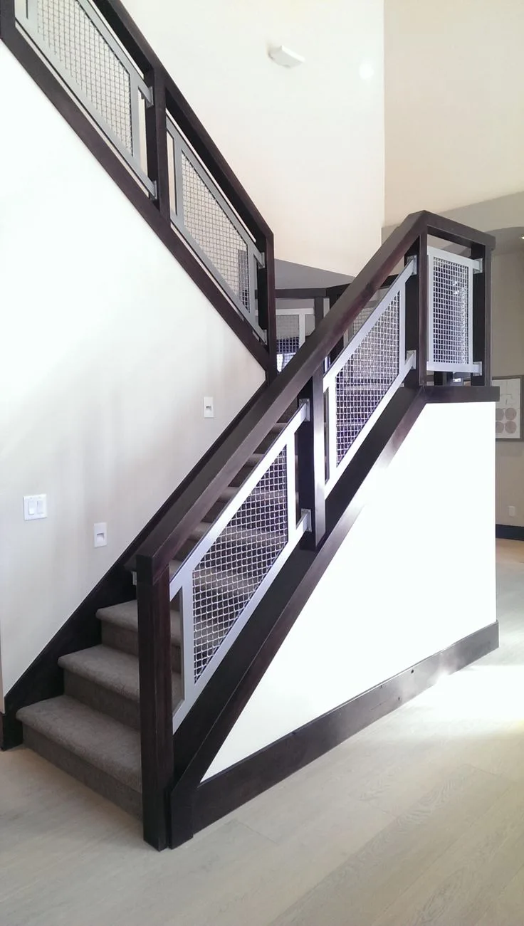 Railing tangga besi mengikuti kemiringan anak tangga di dalam rumah
