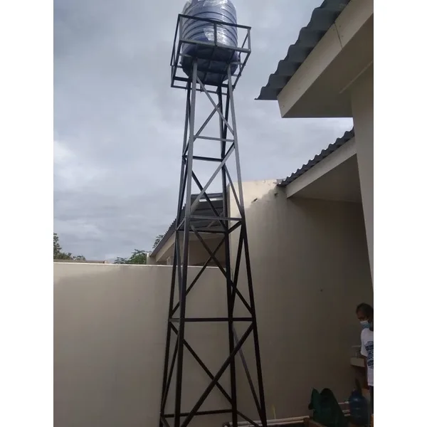 Rangka besi bertingkat menopang toren air di atas bangunan