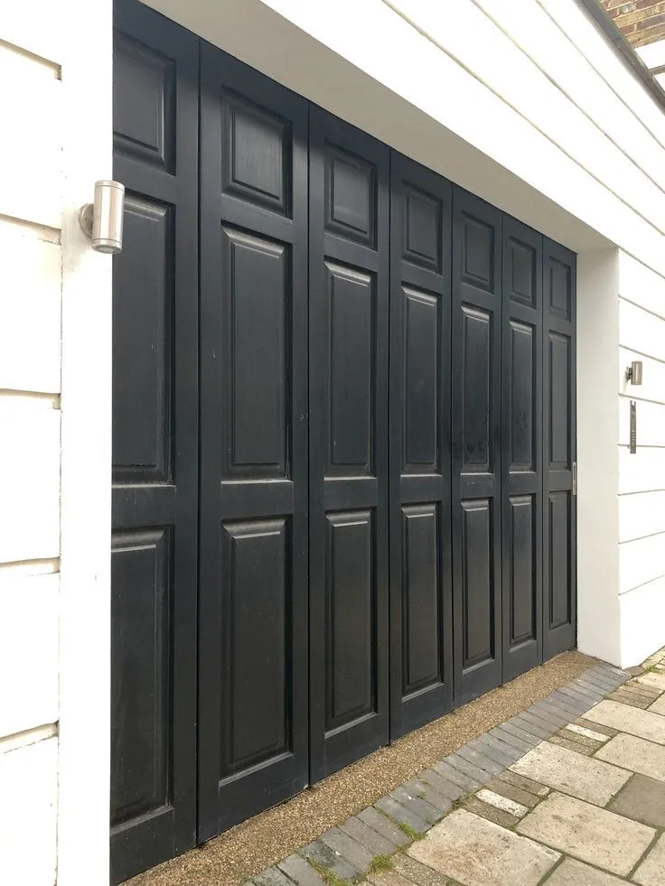Pintu lipat besi berdaun banyak terpasang di depan rumah