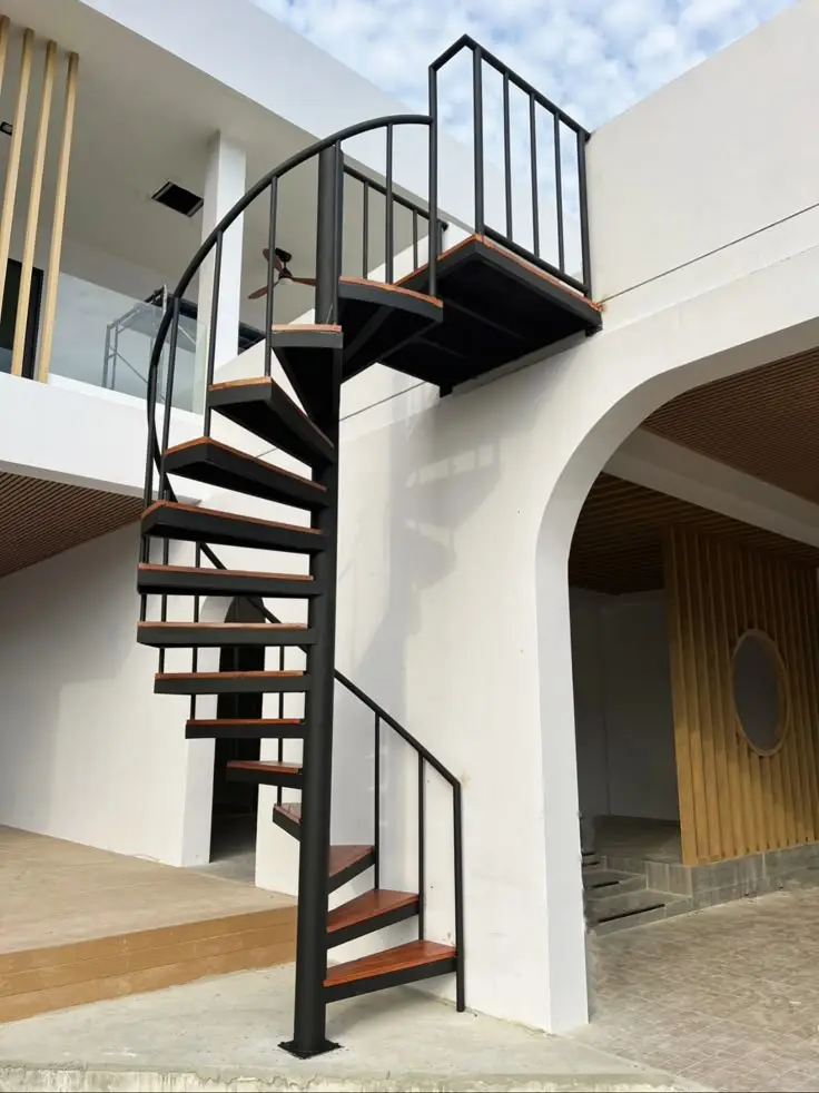 Tangga spiral besi hemat ruang