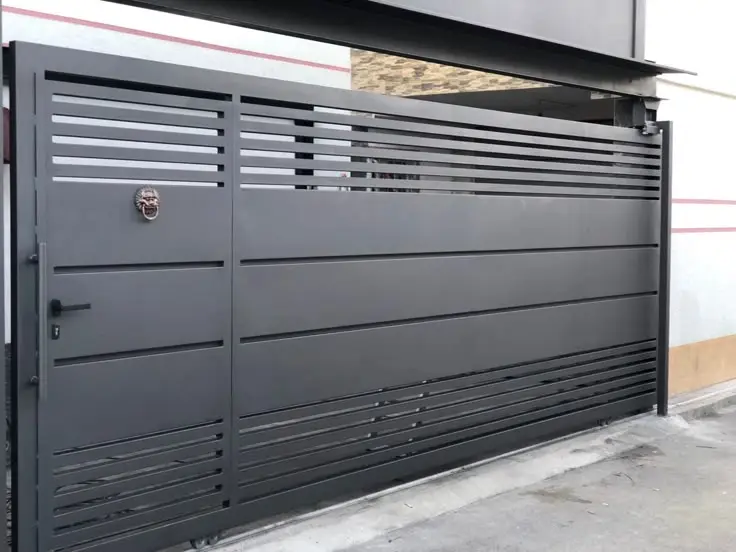 Pintu besi kokoh untuk keamanan rumah